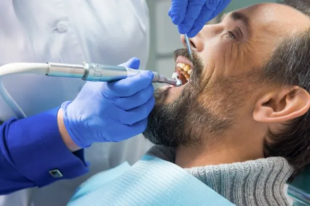 Odontólogo en Oxnard 16 dentist cleaning teeth