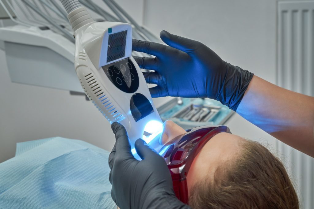 Blanqueamiento Dental Láser con Zoom 23 woman lying on chair during procedure of whitening of teeth