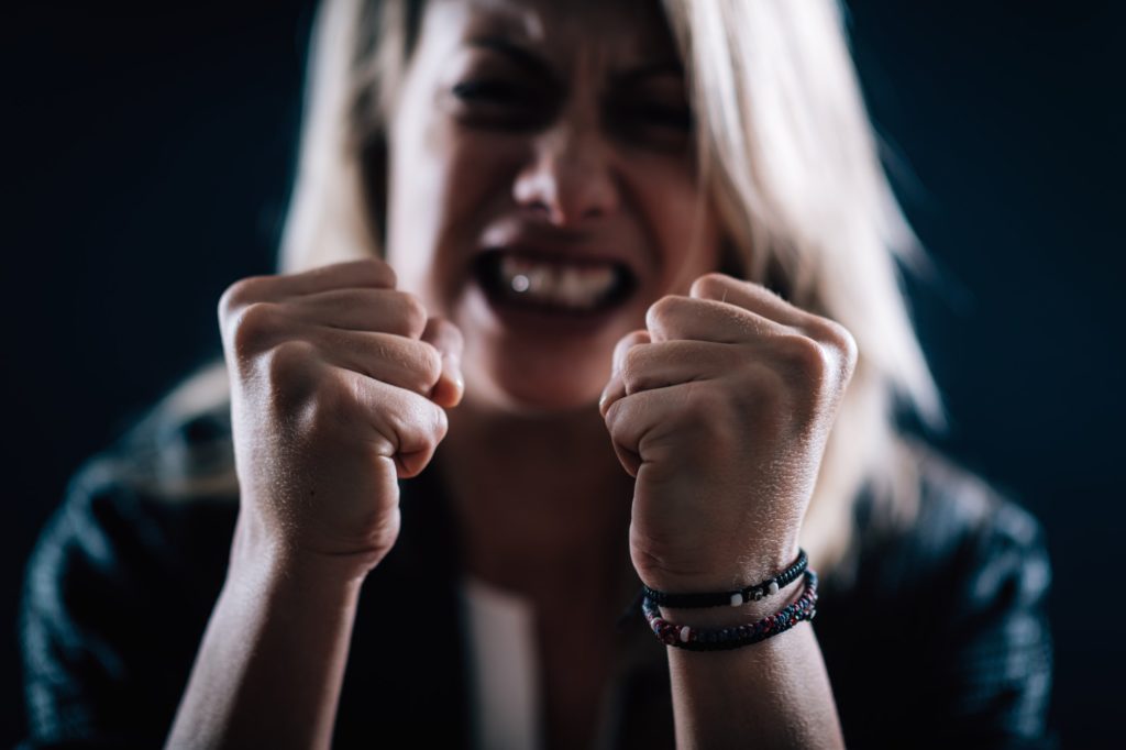 Apretando y Rechinando 2 aggression portrait of an angry aggressive woman with clenched fists