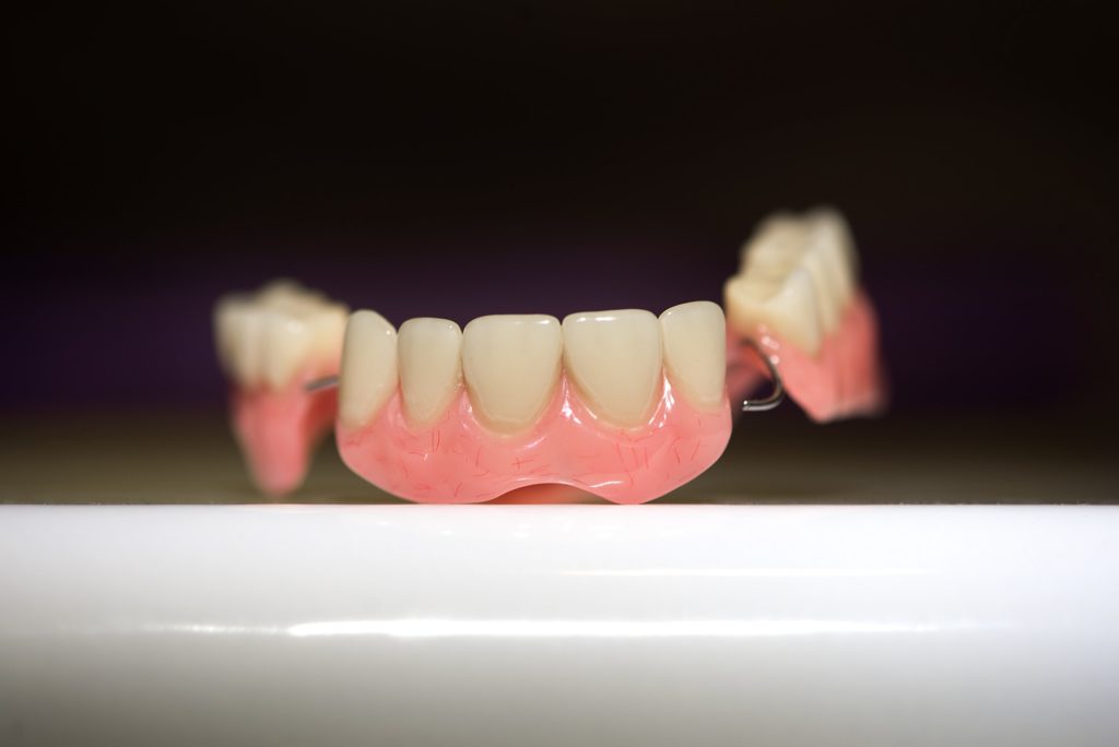 Dentadura postiza 6 dental prosthesis on dark background