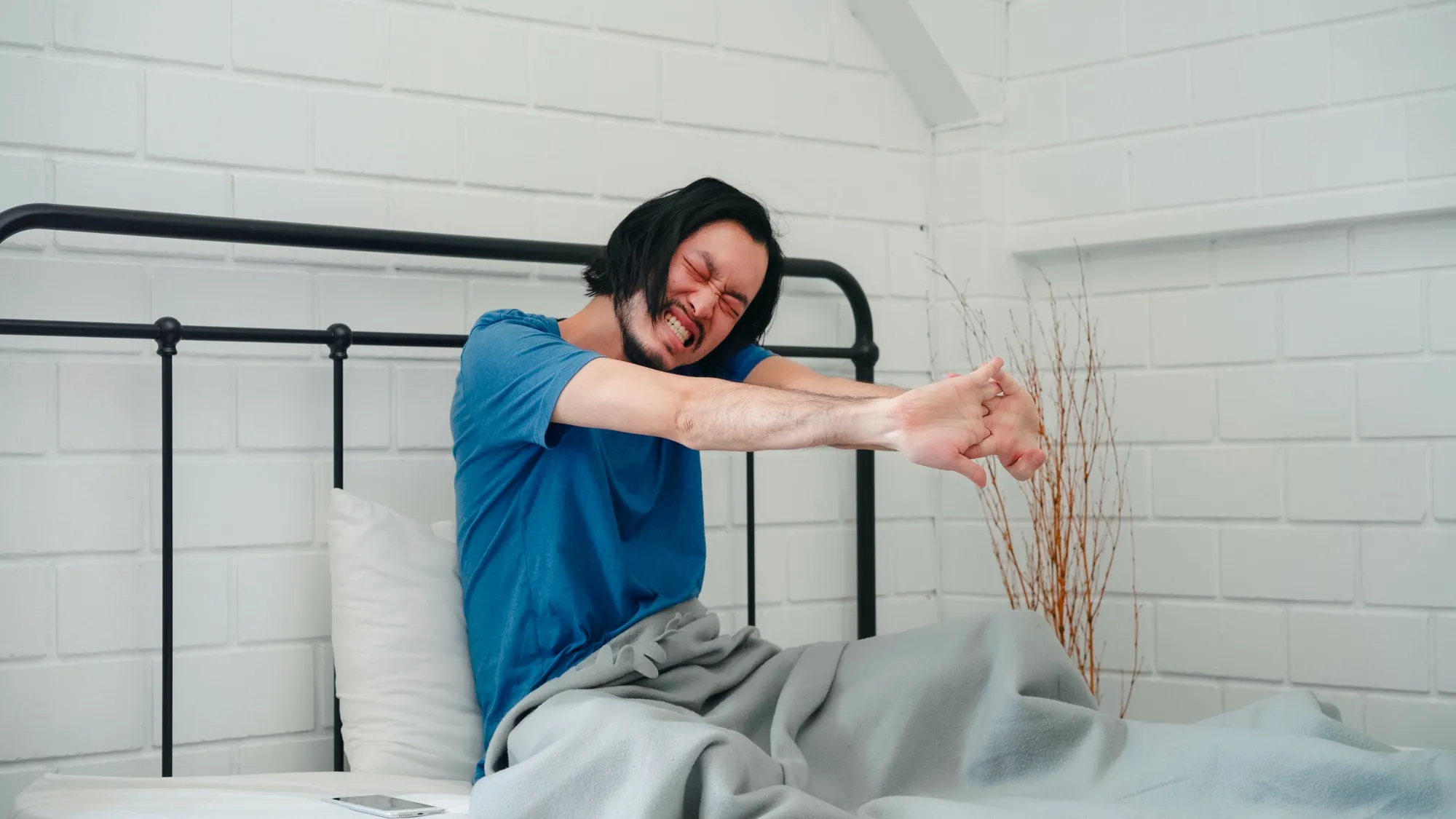 Apretar y Rechinar 6 man wake up in the morning