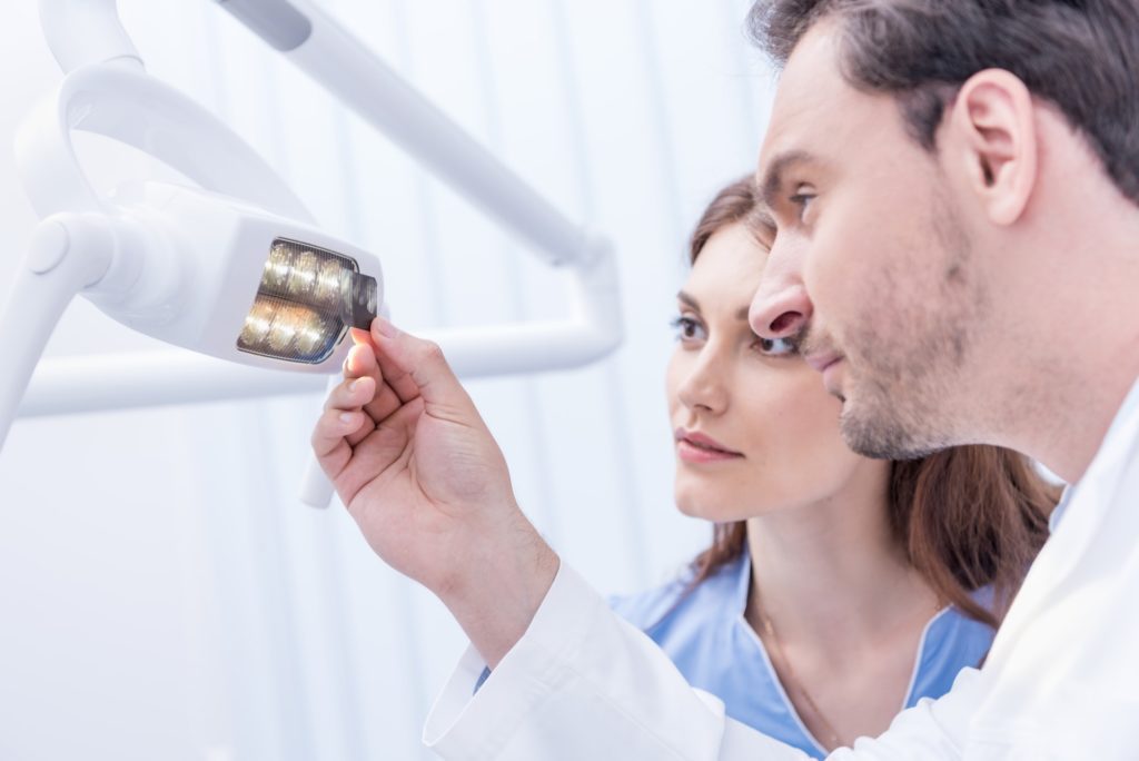 Radiografías Dentales 23 man and woman looking at dental x-ray