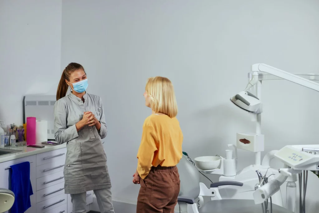 Mujer en consulta con dentista