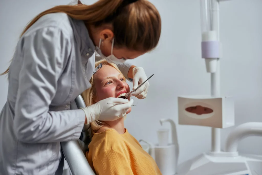 Dentista ajusta dentaduras Postizas en Oxnard