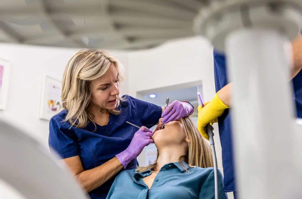 Oxnard Dental 17 Dentista realiza montaje de Dentaduras Postizas