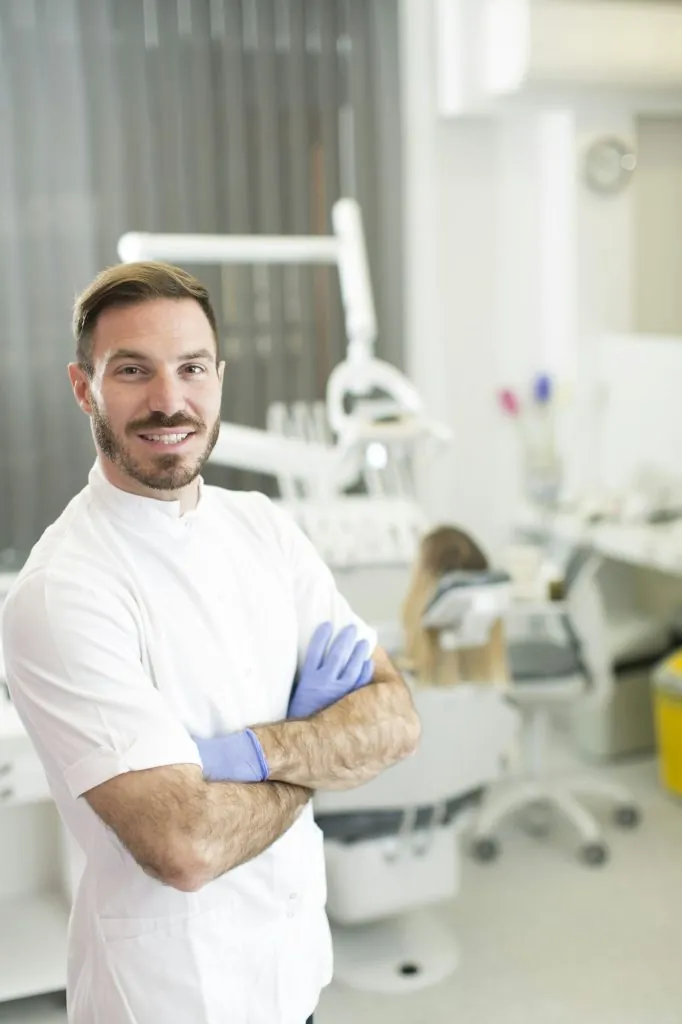 Dentista Que Acepta El Seguro Dental de United Concordia 17 young dentist posing in dental office
